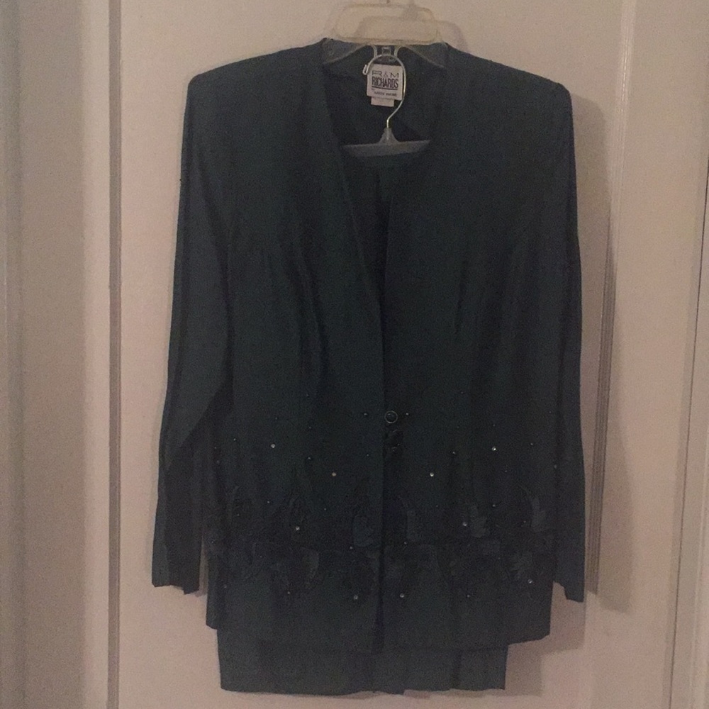Skirt suit